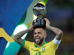 Usia sama sekali bukan penghalang untuk Dani Alves (36 tahun). Selain membuat satu gol statistik gemilangnya adalah: 15 tekel, 25 kali merebut bola di sepertiga pertahanan sendiri (paling banyak), 102 umpan sukses di sepertiga pertahanan lawan, 14 dribel sukses, dan empat umpan kunci. (REUTERS/Ueslei Marcelino)