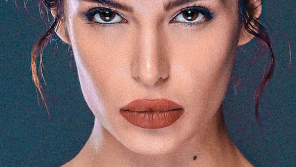 Potret Model Iran yang Jadi Gelandangan di Paris karena Berpose Seksi