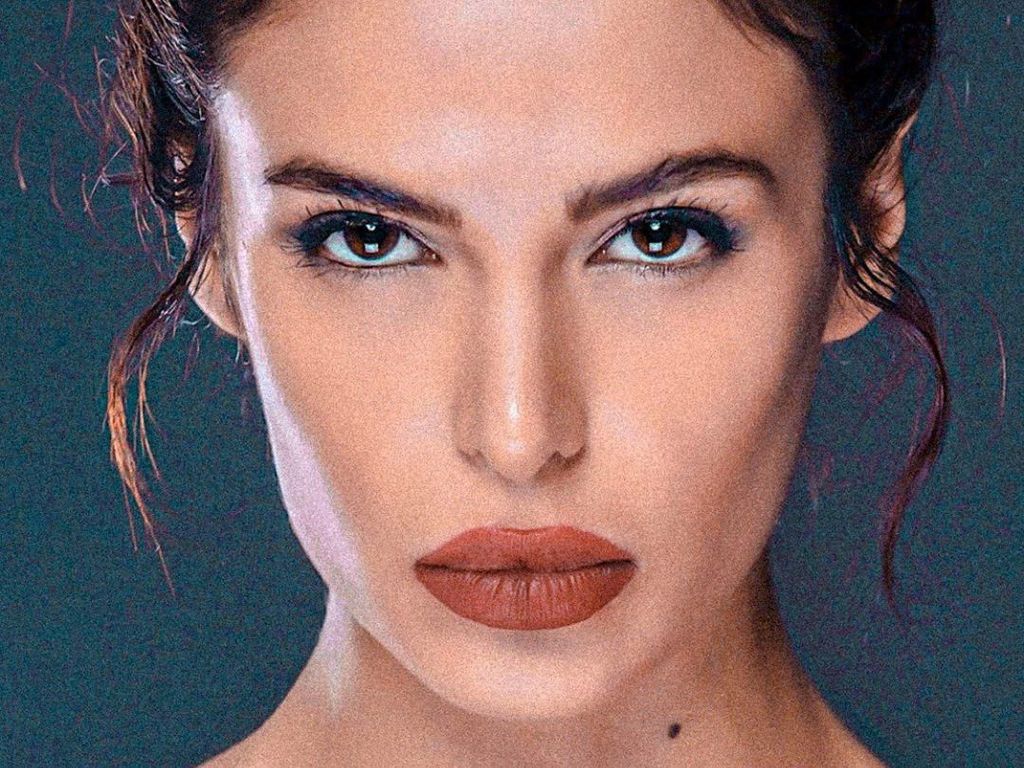 Potret Model Iran yang Jadi Gelandangan di Paris karena Berpose Seksi Potret Model Iran yang Jadi Gelandangan di Paris karena Berpose Seksi