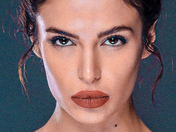 Potret Model Iran yang Jadi Gelandangan di Paris karena Berpose Seksi