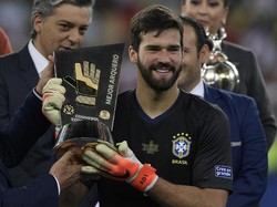 Keberadaan Alisson Becker di posisi penjaga gawang mengawali dominasi Brasil dalam daftar ini. Mengantar Brasil jadi juara, Becker hanya kebobolan satu kali di sepanjang turnamen.  (Juan MABROMATA / AFP)