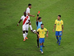 Jesus diusir wasit setelah menerima krtu kuning kedua. REUTERS/Sergio Moraes.