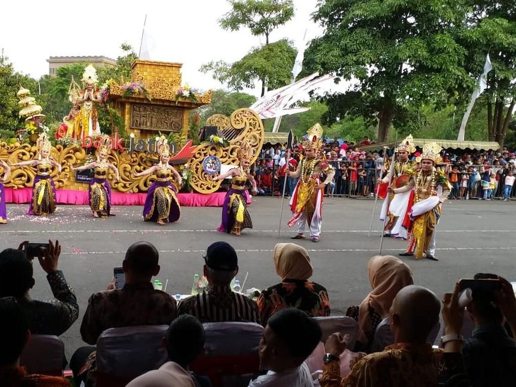 Parade Budaya dan Mobil Hias Pukau Ribuan Orang di Kediri