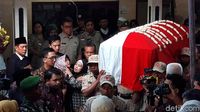 Duka dan Air Mata Iringi Proses Pemakaman Sutopo Purwo Nugroho