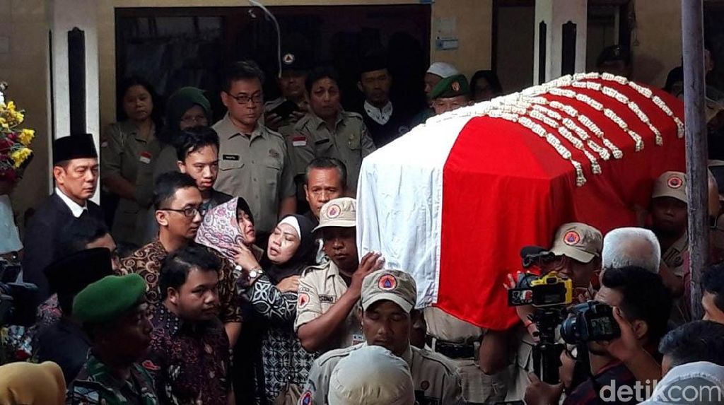 Duka dan Air Mata Iringi Proses Pemakaman Sutopo Purwo Nugroho Duka dan Air Mata Iringi Proses Pemakaman Sutopo Purwo Nugroho