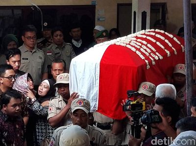 Duka dan Air Mata Iringi Proses Pemakaman Sutopo Purwo Nugroho