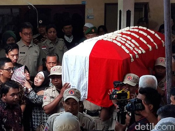 Duka dan Air Mata Iringi Proses Pemakaman Sutopo Purwo Nugroho