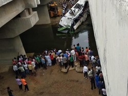 Bus Tingkat Jatuh ke Celah Jalan Layang India, 29 Orang Tewas