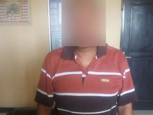 Bapak yang Perkosa Anak Kandung Selama 13 Tahun Nyaris Dihakimi Warga Bapak yang Perkosa Anak Kandung Selama 13 Tahun Nyaris Dihakimi Warga