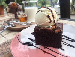 Popolo: Santai Menikmati Caffe Cubo dan Brownies di Rumah Kaca Mungil