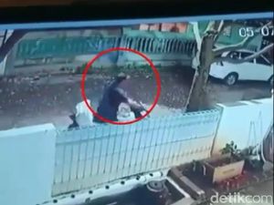 Pria Curi Motor dan 50 Paket Milik Kurir Ekspedisi Terekam CCTV Pria Curi Motor dan 50 Paket Milik Kurir Ekspedisi Terekam CCTV