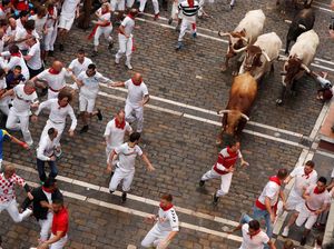 Berlari Menghindari Banteng di Festival San Fermin Spanyol Berlari Menghindari Banteng di Festival San Fermin Spanyol