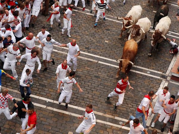 Berlari Menghindari Banteng di Festival San Fermin Spanyol