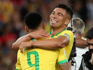 Casemiro Respons Messi: Anjing Menggonggong, Khafilah Berlalu