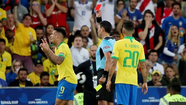 Brasil bermain dengan 10 orang setelah Gabriel Jesus mendapat kartu merah.