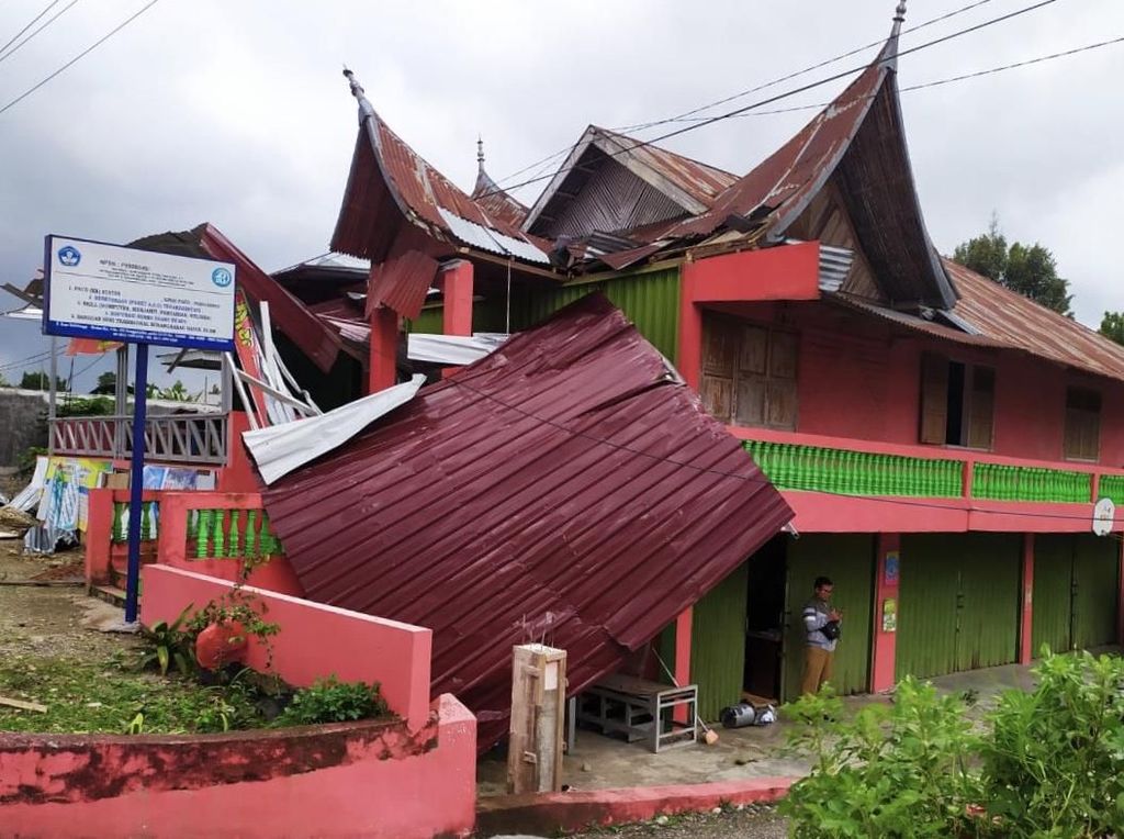 Puting Beliung Terjang Agam Sumbar, 6 Bangunan Rusak Puting Beliung Terjang Agam Sumbar, 6 Bangunan Rusak