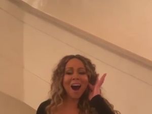 Bukan Dengan Tendangan, Ini bottlecapchallenge Versi Mariah Carey Bukan Dengan Tendangan, Ini bottlecapchallenge Versi Mariah Carey