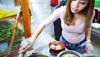 Mantul! Bakso Semox dengan Iga Tebal Ini Diracik Wanita Cantik
