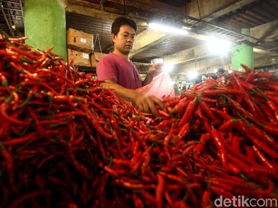 Pedasnya Harga Cabai di Pasar Jembatan Lima Jakarta