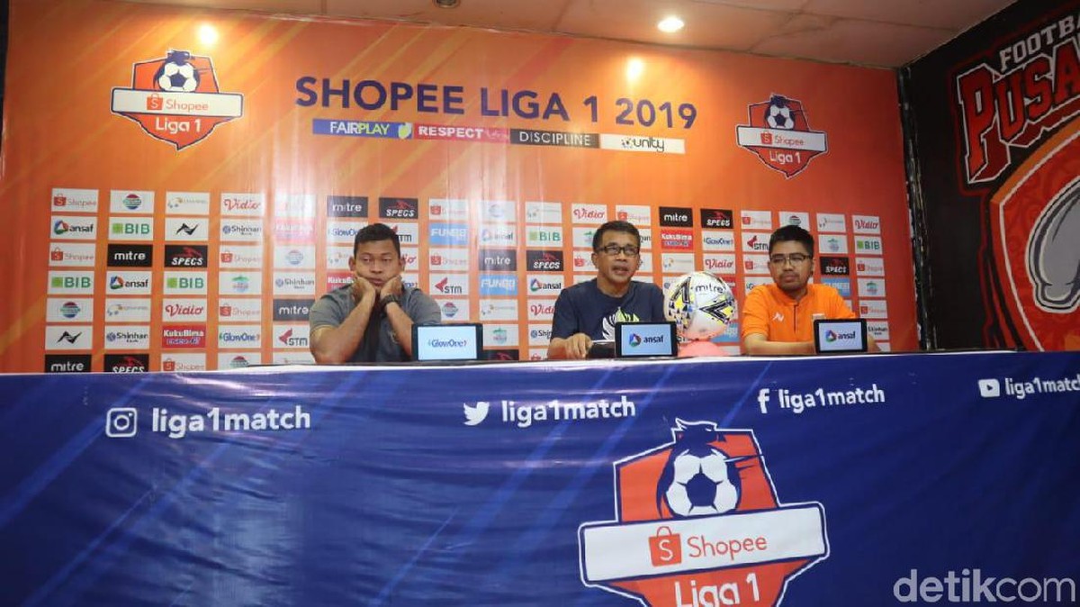Jafri Sastra, pelatih PSIS Semarang (tengah) (Suriyatman/detikSport)