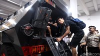 Masing-masing pemain tim kesebelasan asal Bandung tersebut memasuki rantis untuk bersiap menuju ke GBK untuk menjalani sesi latihan.