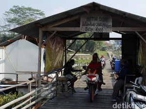 Aduh! Lewat Jembatan Apung Ini Harus Bayar Lho..