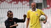 Asisten pelatih Eduardo Perez turut mengawasi latihan skuat Persija di SUGBK.