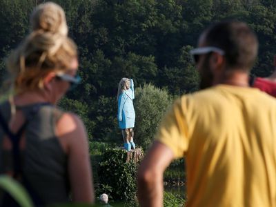 Foto: Wujud Patung Kayu Melania Trump yang Bikin Publik Bingung