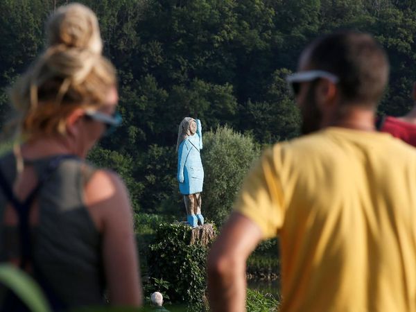 Foto: Wujud Patung Kayu Melania Trump yang Bikin Publik Bingung