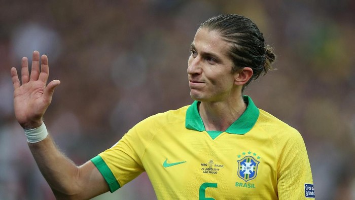 SAO PAULO, BRAZIL - JUNE 22: Filipe Luis of Brazil waves to the fans as he is substituted during the Copa America Brazil 2019 group A match between Peru and Brazil at Arena Corinthians on June 22, 2019 in Sao Paulo, Brazil. (Photo by Alexandre Schneider/Getty Images)