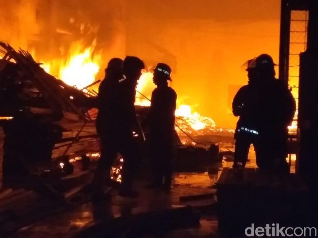 Pabrik Pengolahan Kayu di Sidoarjo Terbakar, 7 Mobil PMK Dikerahkan Pabrik Pengolahan Kayu di Sidoarjo Terbakar, 7 Mobil PMK Dikerahkan