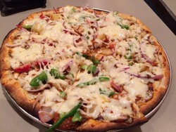 Bisa Gratis Makan Sebulan Kalau Berhasil Habiskan Pizza Super Pedas Ini