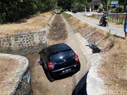 Mobil ini Masuk Parit di Boyolali, Siapa Pemiliknya?