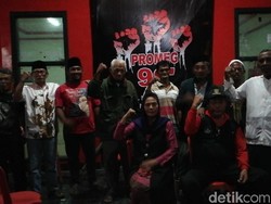 Memanas! Papan Nama Kantor DPC PDIP Kota Pasuruan yang Disegel Diturunkan