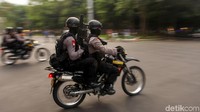 Sejumlah petugas kepolisian bersenjata lengkap turut dikerahkan untuk mengawal sesi latihan tersebut.