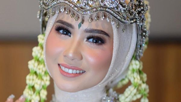 Jadi Pengantin Sunda, Kakak Iqbaal Ramadhan Cantik Berhijab dengan Siger