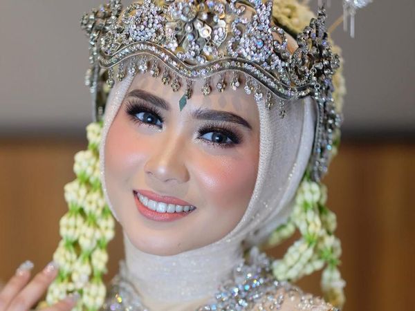 Jadi Pengantin Sunda, Kakak Iqbaal Ramadhan Cantik Berhijab dengan Siger