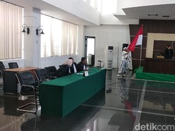 Divonis 3 Tahun Bui, Habib Bahar Cium Bendera Merah-Putih