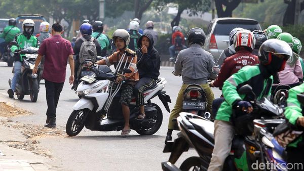 Jangan Ditiru! Aksi Pemotor Lawan Arus Demi Persingkat Waktu