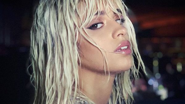 Camila Cabello Ubah Penampilan Jadi Blonde, Yay or Nay?