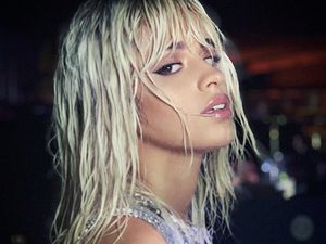 Camila Cabello Ubah Penampilan Jadi Blonde, Yay or Nay?