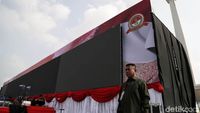 Mengintip Persiapan Panggung HUT Bhayangkara di Monas