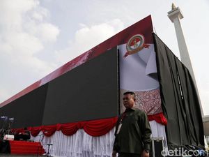 Mengintip Persiapan Panggung HUT Bhayangkara di Monas