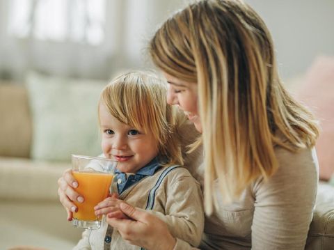 Kapan Si Kecil Boleh Mulai Minum Jus Buah?