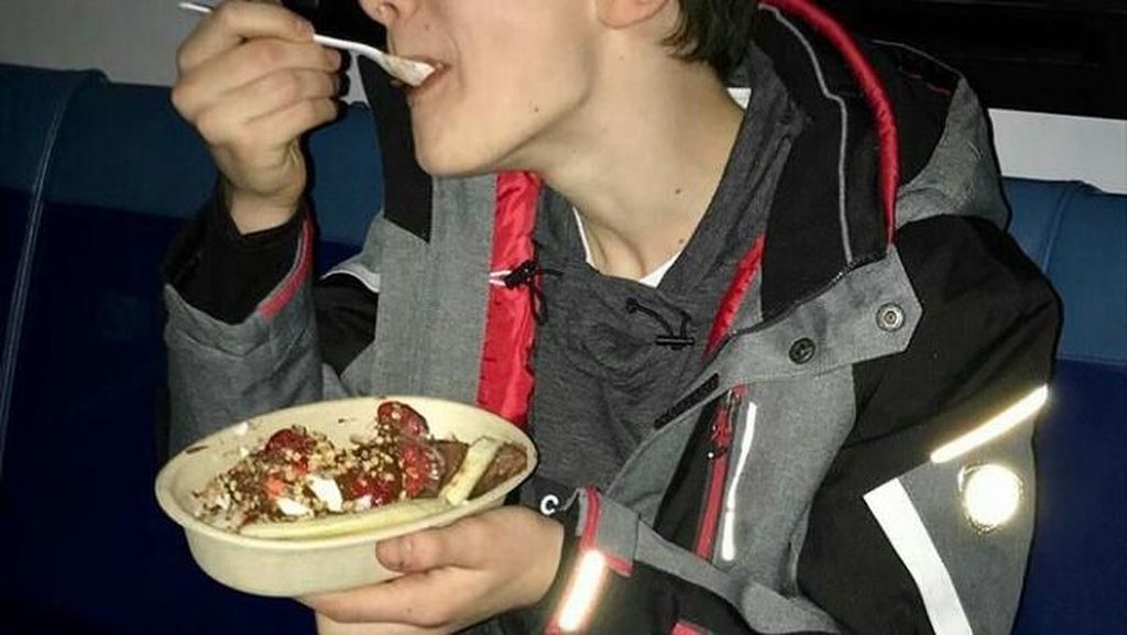 Yuk Intip Pose Menggemaskan Noah Scnapp Saat Makan Ini Yuk Intip Pose Menggemaskan Noah Scnapp Saat Makan Ini