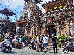 Video: Begini Suasana Misa Natal di Gereja Tertua di Bali