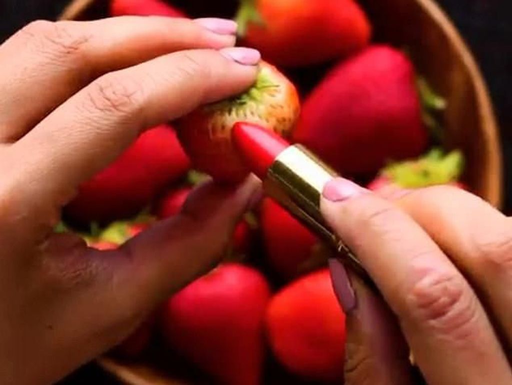 Lipstik hingga Semir Sepatu Bisa Bikin Foto Makanan Jadi Keren Lipstik hingga Semir Sepatu Bisa Bikin Foto Makanan Jadi Keren