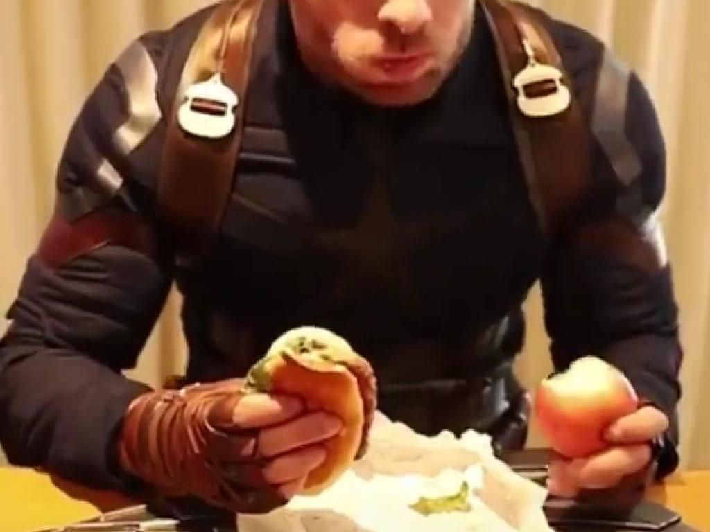 Mau Cepat Kurus? Tiru Gaya Makan Kocak Captain America Ketika Diet