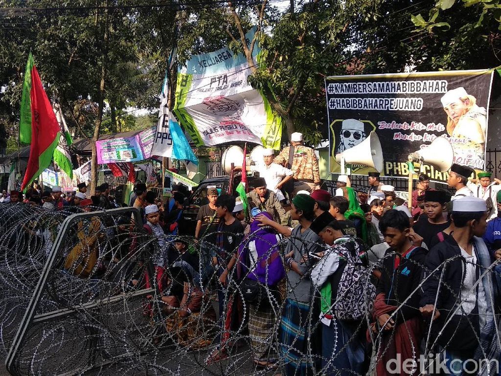 Kawal Vonis Bahar bin Smith, Massa Minta Pulangkan Habib Rizieq Kawal Vonis Bahar bin Smith, Massa Minta Pulangkan Habib Rizieq