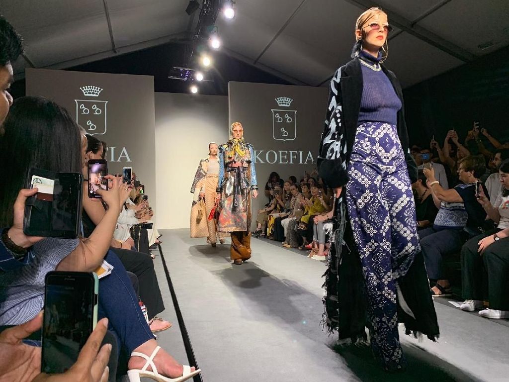 Batik dan Tenun Warnai Karya Para Siswa Sekolah Mode Italia Batik dan Tenun Warnai Karya Para Siswa Sekolah Mode Italia